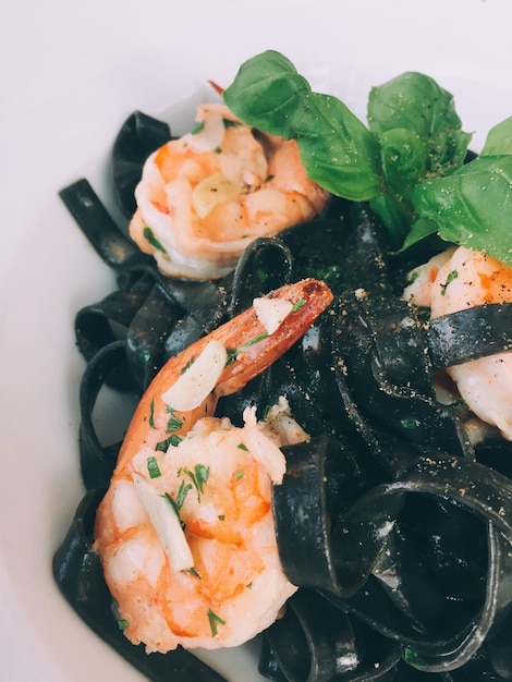 Espaguete preto com massa de camarão e conceito de estilo de receitas de cozinha italiana