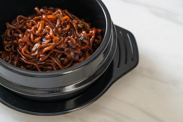 Espaguete preto coreano ou macarrão instantâneo com molho de soja chajung assado (chapagetti)
