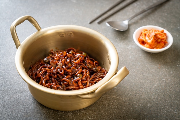 Espaguete preto coreano ou macarrão instantâneo com molho de soja e chajung assado (chapagetti) - comida coreana