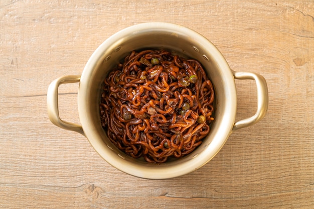 Espaguete preto coreano ou macarrão instantâneo com molho de soja e chajung assado (chapagetti) - comida coreana