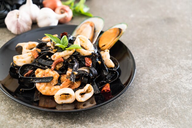 espaguete preto ou macarrão com frutos do mar