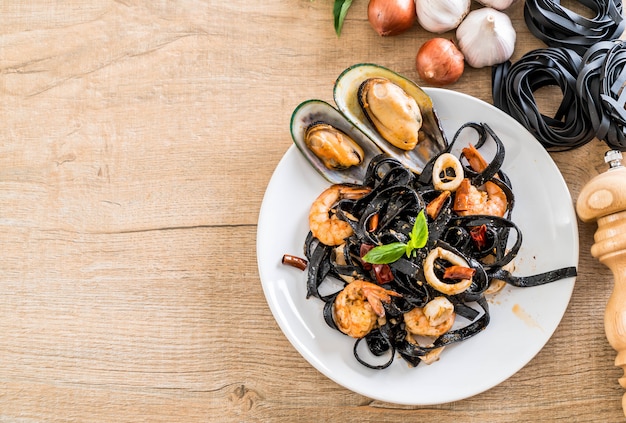 Espaguete preto ou macarrão com frutos do mar