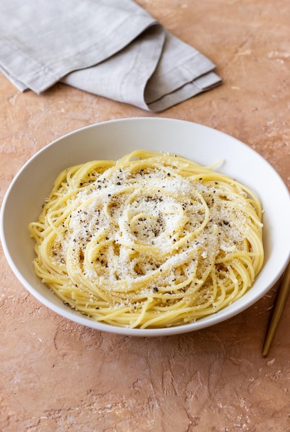 Foto espaguete romano com pimenta preta e queijo cacio e pepe receitas