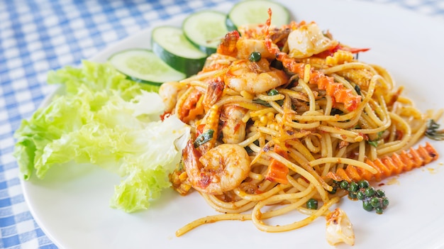 Espaguete salteado picante com camarão, (alimento tailandês).
