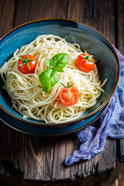 Espaguete saudável com tomate manjericão e parmesão