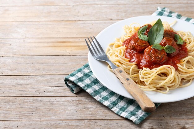 Espagueti con albóndigas en una mesa de madera