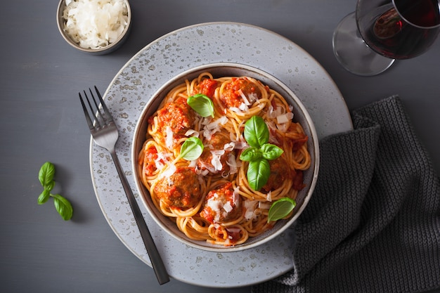 Espagueti con albóndigas y salsa de tomate