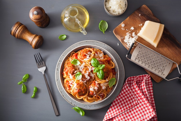 Foto espagueti con albóndigas y salsa de tomate