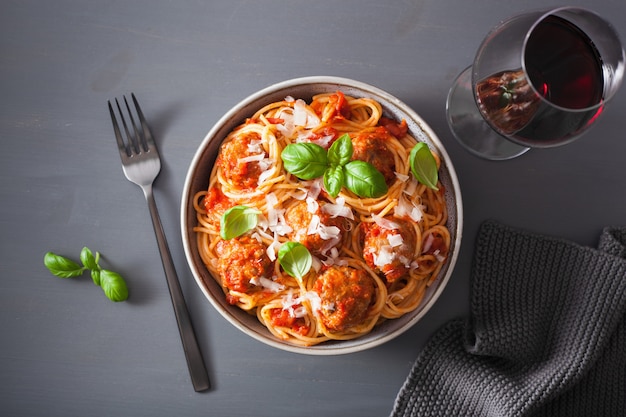 Espagueti con albóndigas y salsa de tomate