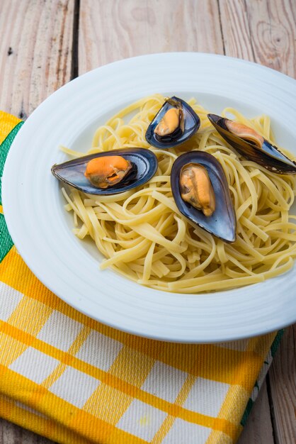 Espagueti con camarones y mejillones