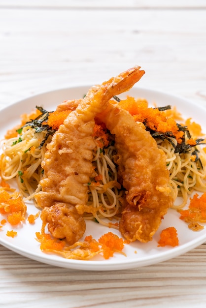 espagueti con camarones tempura y huevo de camarones