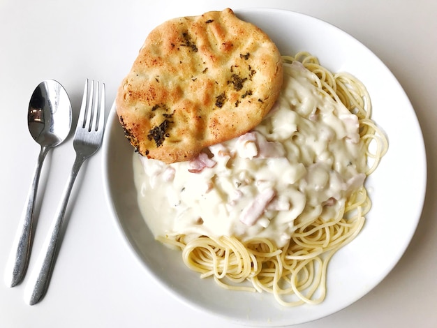 Espagueti carbonara con pan de ajo