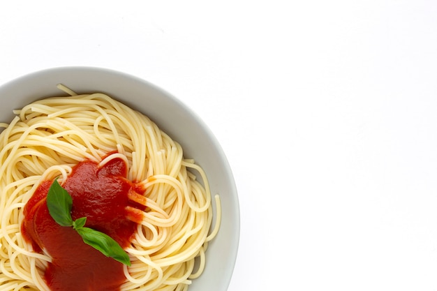 Espagueti casero con salsa de tomate y albahaca