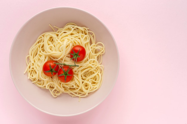 Espagueti casero con salsa de tomate y albahaca