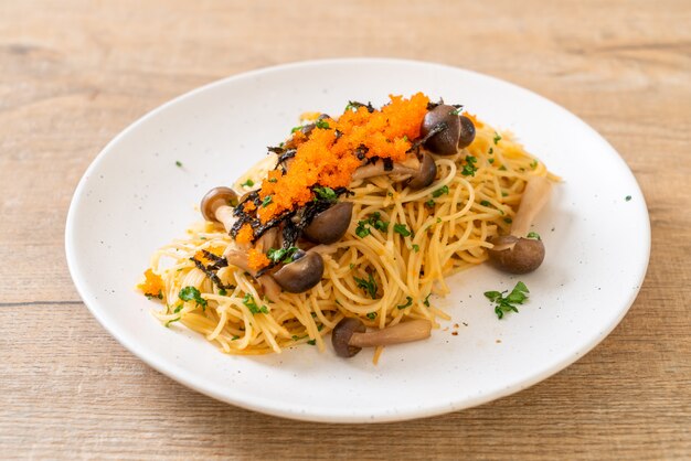 espagueti con champiñones, huevo de camarones y algas