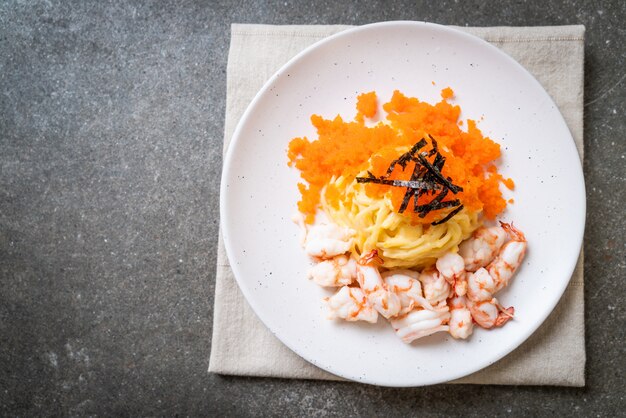 espagueti cremoso con camarones y huevos de camarones, estilo de comida fusión