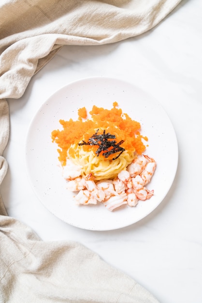 espagueti cremoso con camarones y huevos de camarones