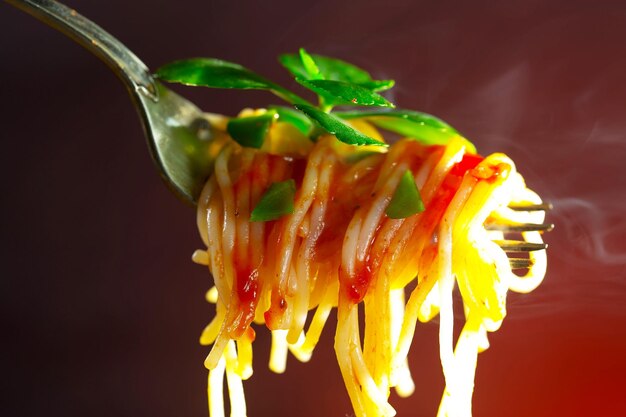 Foto espagueti hervido con condimentos y verduras sobre un fondo viejo