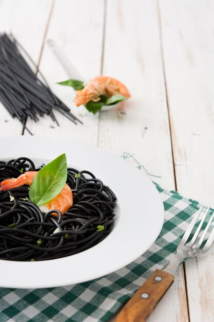 Espagueti negro con langostinos