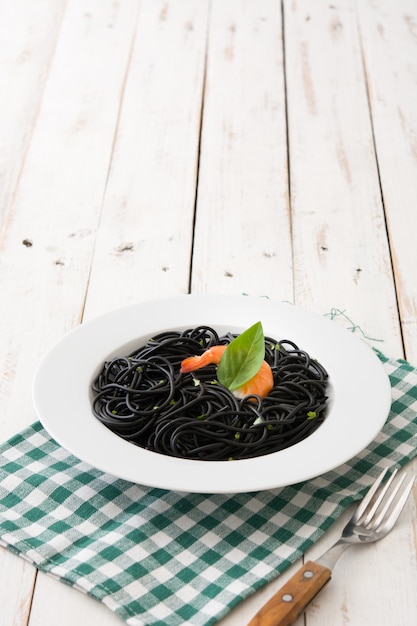 Espagueti negro con langostinos