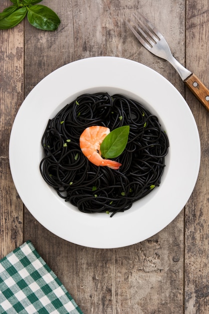 Espagueti negro con langostinos