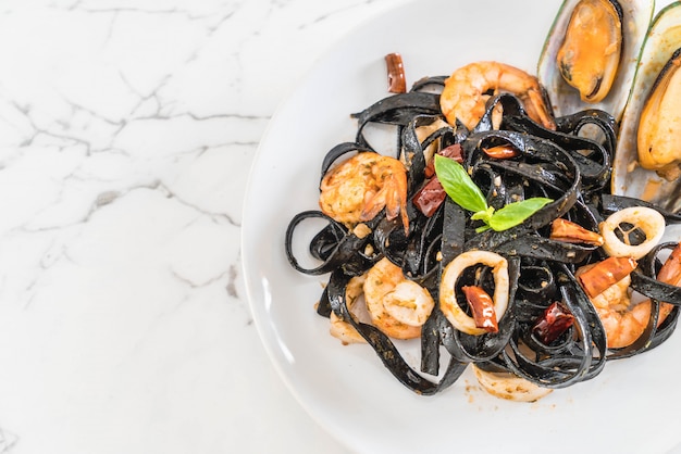 espagueti negro o pasta con mariscos