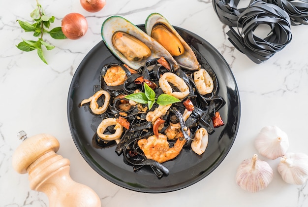 espagueti negro o pasta con mariscos