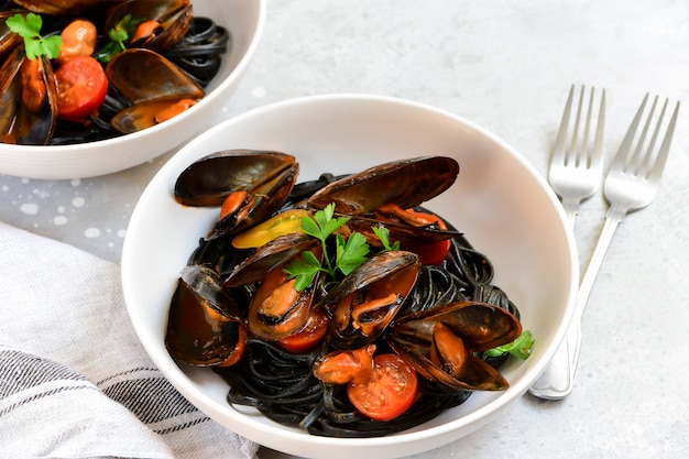 Espagueti negro Pasta de marisco negro con mejillones.