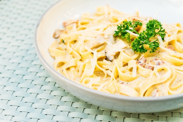 Espagueti o pasta con trufa y salsa de crema