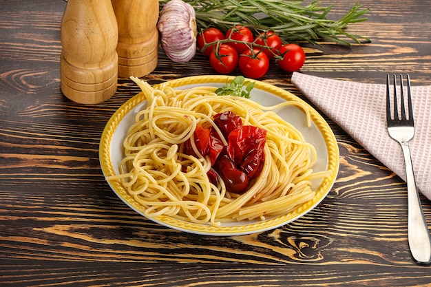 Espagueti de pasta italiano con tomate