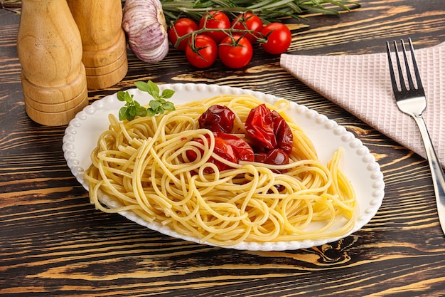 Espagueti de pasta italiano con tomate