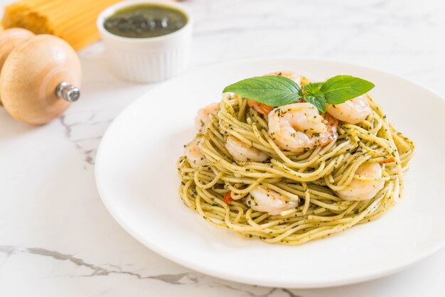 espagueti de pasta con pesto verde y gambas