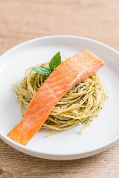 espagueti de pasta con pesto verde y salmón