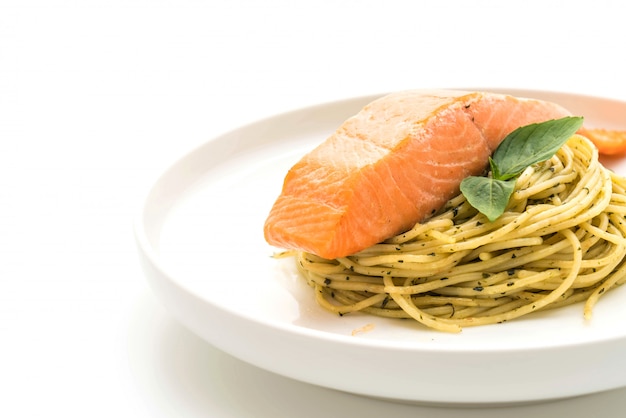 espagueti de pasta con pesto verde y salmón