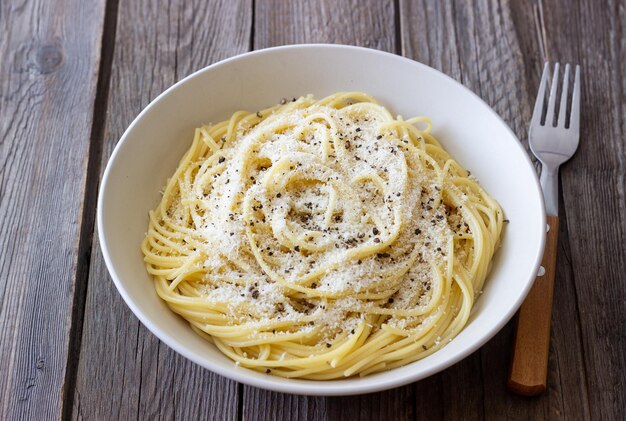 Foto espagueti de pasta romana con pimienta negra y queso cacio e pepe recetas