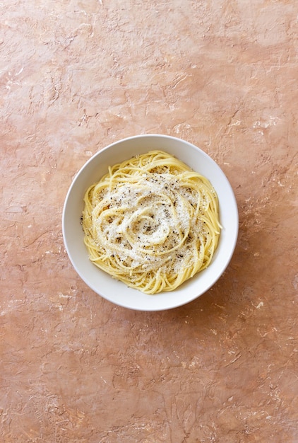 Foto espagueti de pasta romana con pimienta negra y queso cacio e pepe recetas