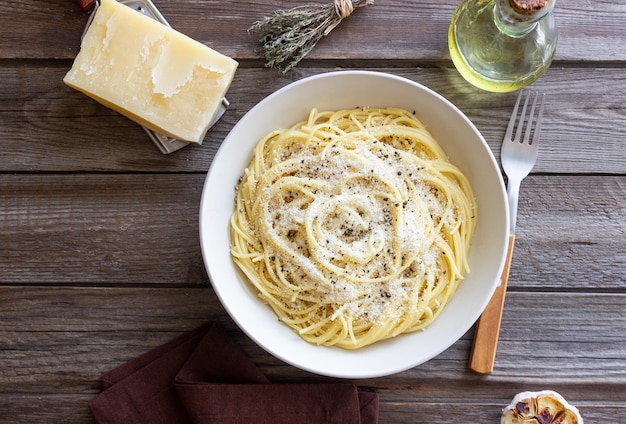 Foto espagueti de pasta romana con pimienta negra y queso cacio e pepe recetas