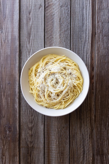 Espagueti de pasta romana con pimienta negra y queso Cacio e pepe Recetas