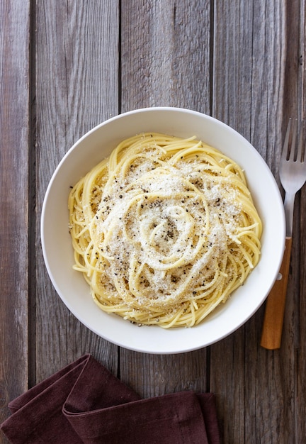 Foto espagueti de pasta romana con pimienta negra y queso cacio e pepe recetas