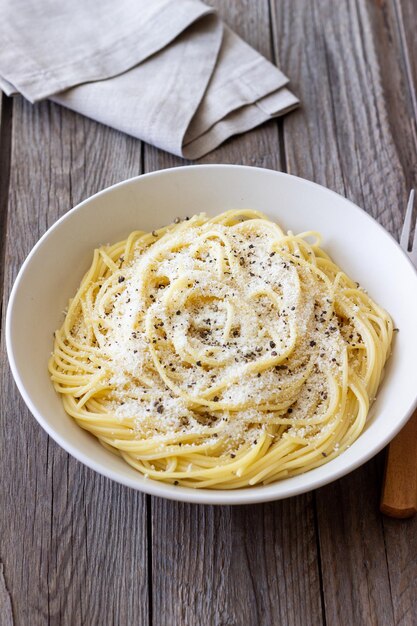 Espagueti de pasta romana con pimienta negra y queso Cacio e pepe Recetas