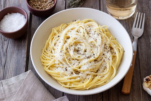 Foto espagueti de pasta romana con pimienta negra y queso cacio e pepe recetas