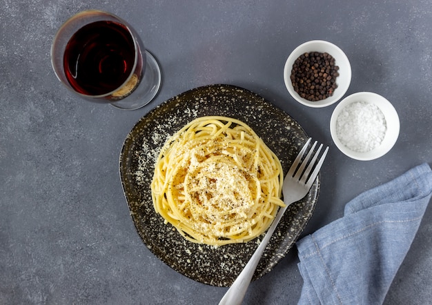 Espagueti de pasta romana con pimienta negra y queso.