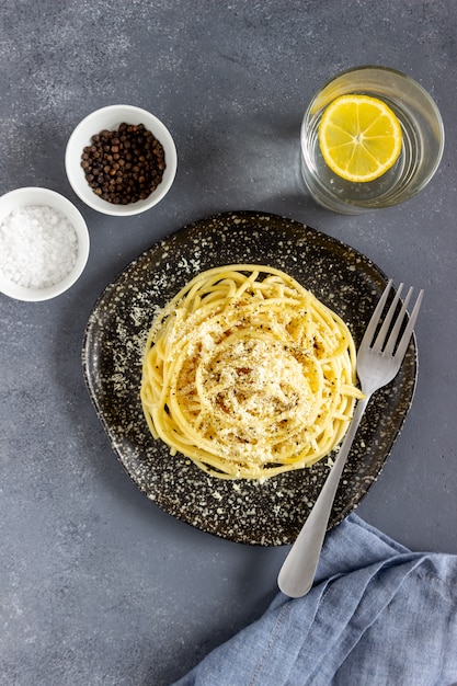 Espagueti de pasta romana con pimienta negra y queso.