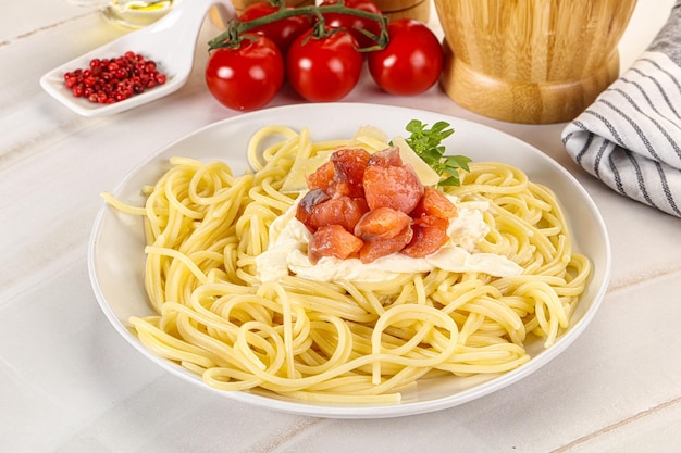 Foto espagueti de pasta con salmón y estracciatella