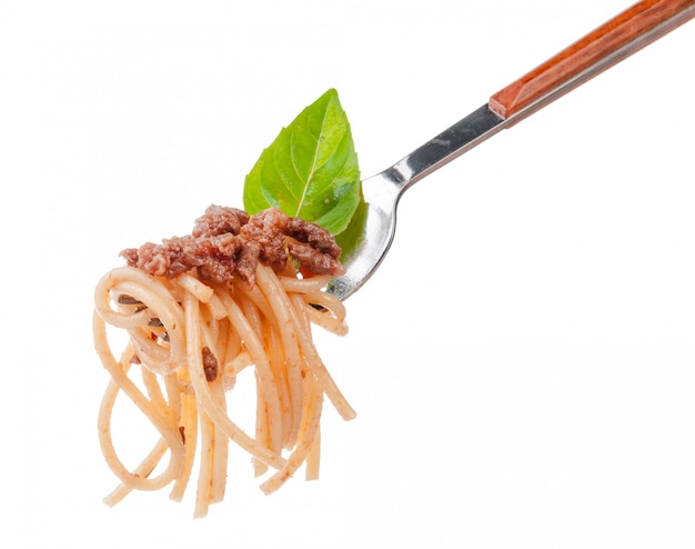 Espagueti de pasta con salsa boloñesa en un tenedor