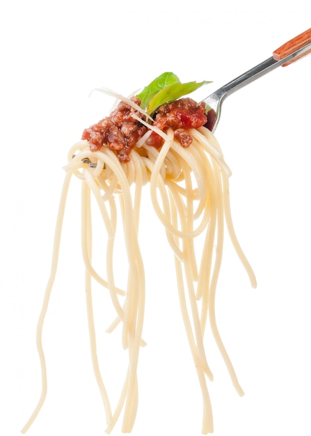 Espagueti de pasta con salsa boloñesa en un tenedor