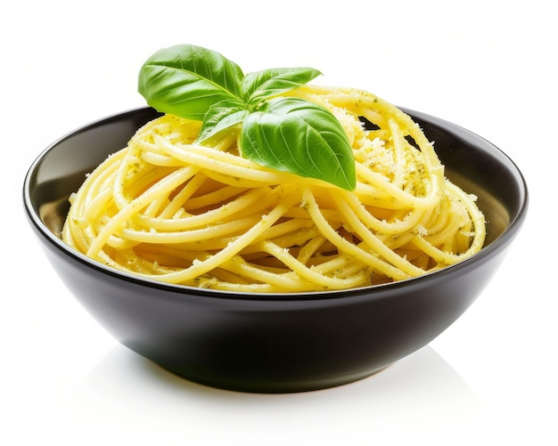 Espagueti de pasta con salsa de pesto y hojas de albahaca frescas picadas en un cuenco negro aisladas en caos blanco 10 ar 54 v 6 ID de trabajo 2503a32f666348d78bfeb3dbb096d626