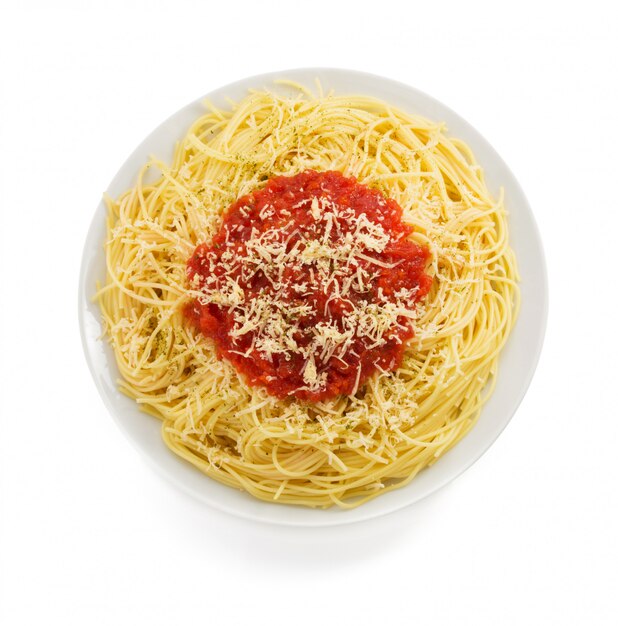 Foto espagueti de pasta con salsa de tomate en blanco