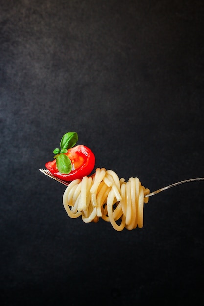 Espagueti de pasta con tomate y albahaca