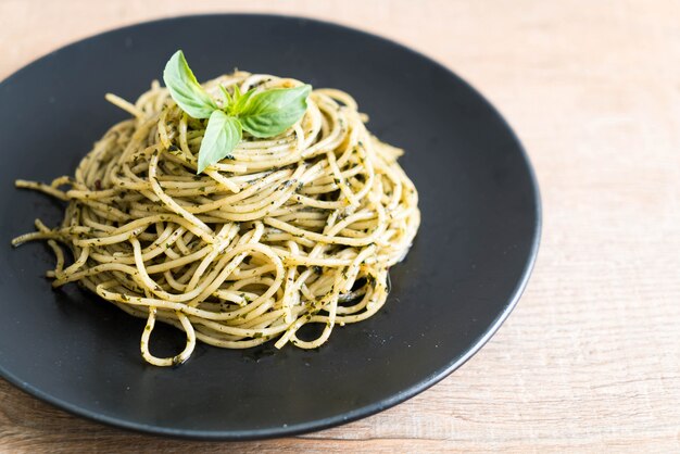 Espagueti con pesto de albahaca